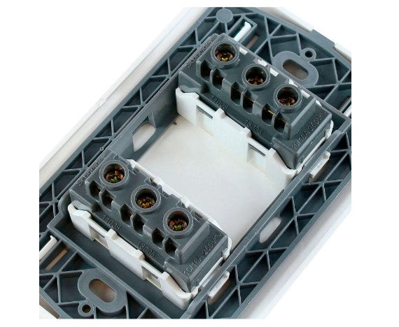 Placa armada tomacorriente doble 10A 2P+T Génesis blanco Schneider